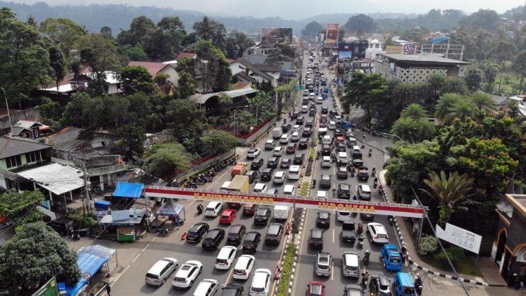 Kepadatan Jalur Puncak Bogor saat Libur Imlek
