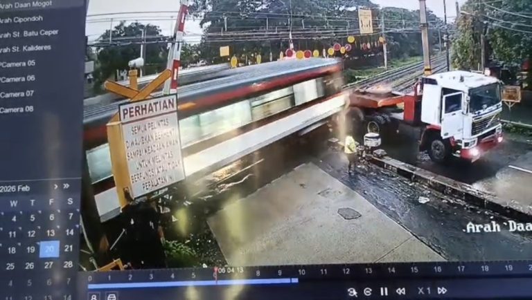 Detik-Detik KA Bandara Tabrak Truk di Tangerang : Okezone News