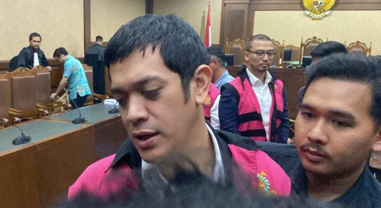 Kerry Riza Dituntut 18 Tahun Bui, Kuasa Hukum: Isi Tuntutan Kembar Identik dengan Dakwaan : Okezone News