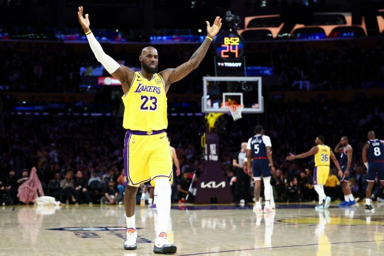 Lakers Menang Tipis, LeBron Bermain Meski Alami Cedera