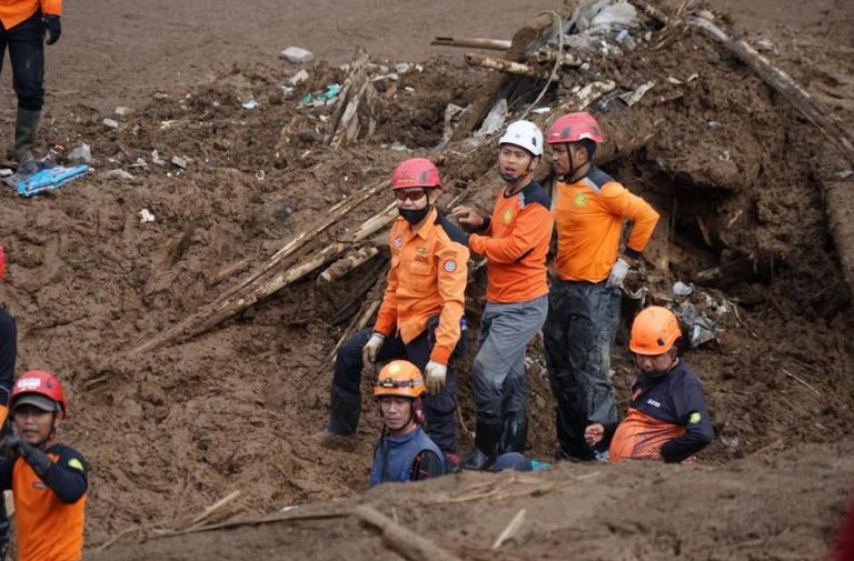 Hari Ke-11, Operasi SAR Dilanjutkan di Kawasan Longsor Cisarua : Okezone News