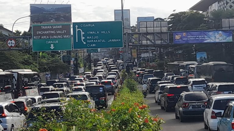 Macet Parah! Simpang Gadog Arah Puncak Ditutup Sementara, Polisi Berlakukan One Way : Okezone News