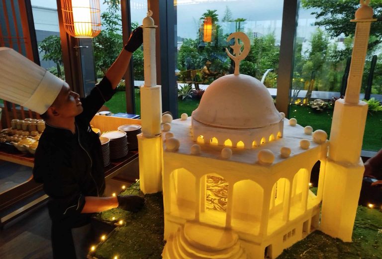 Semarak Ramadan, Ada Miniatur Masjid Omar Ibn Al-Khattab Berbahan 100 Kg Cokelat : Okezone Women
