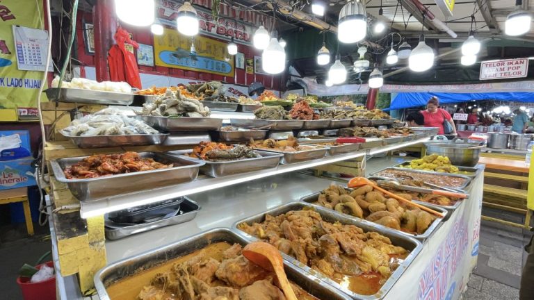 Buka Puasa Khas Minang dari Dendeng Batoko hingga Bubur Kampiun di Jalan Kramat Senen : Okezone Women