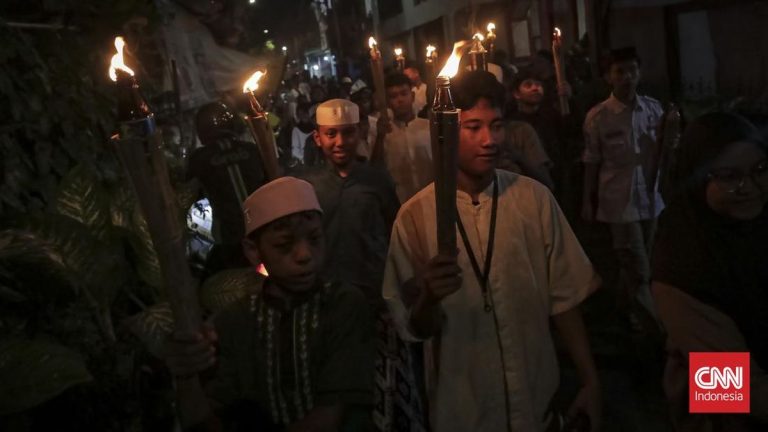 Pendar Cahaya Obor dalam Pawai Sambut Ramadan