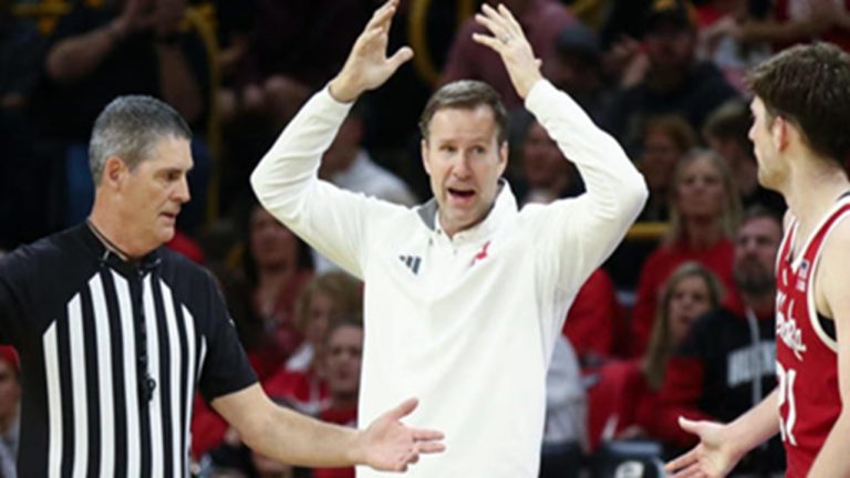 Pelatih Nebraska Bicara Mengenai Pertikaiannya dengan Penggemar Iowa State