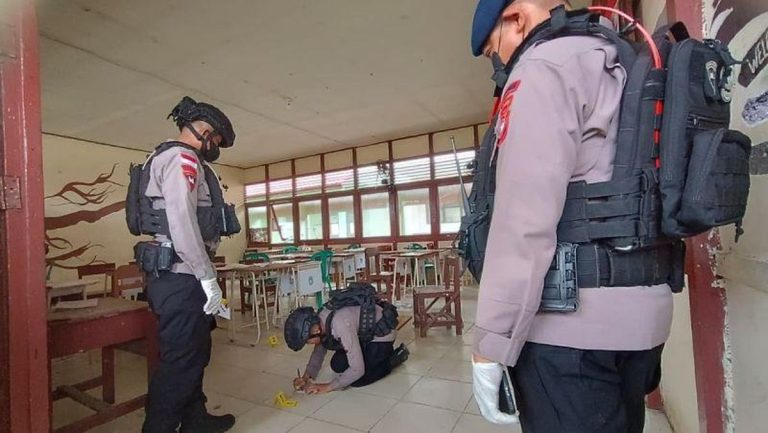 Olah TKP Pelemparan Bom Molotov di SMPN 3 Sungai Raya Kalbar