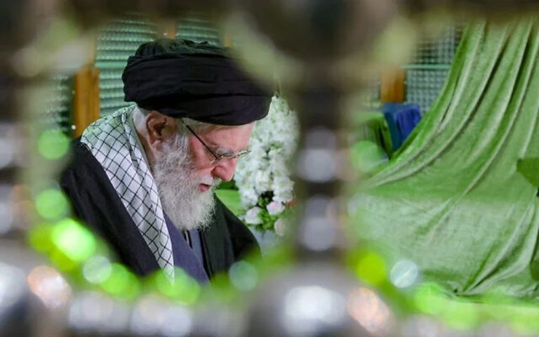 Diisukan Ngumpet di Bunker, Pemimpin Tertinggi Iran Khamenei Muncul Ziarah ke Makam Khomenei : Okezone News