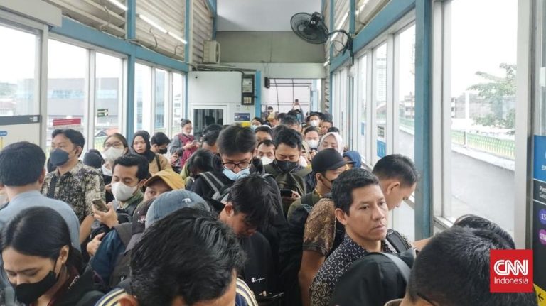 Penumpukan Penumpang Terjadi di Halte Transjakarta Velbak