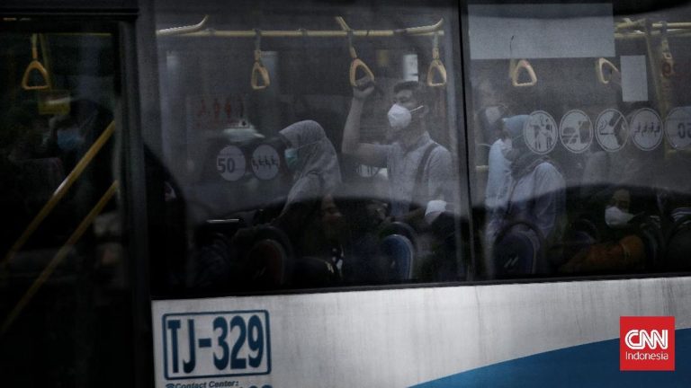 Penumpang Boleh Buka Puasa di Bus Transjakarta Selama Ramadan