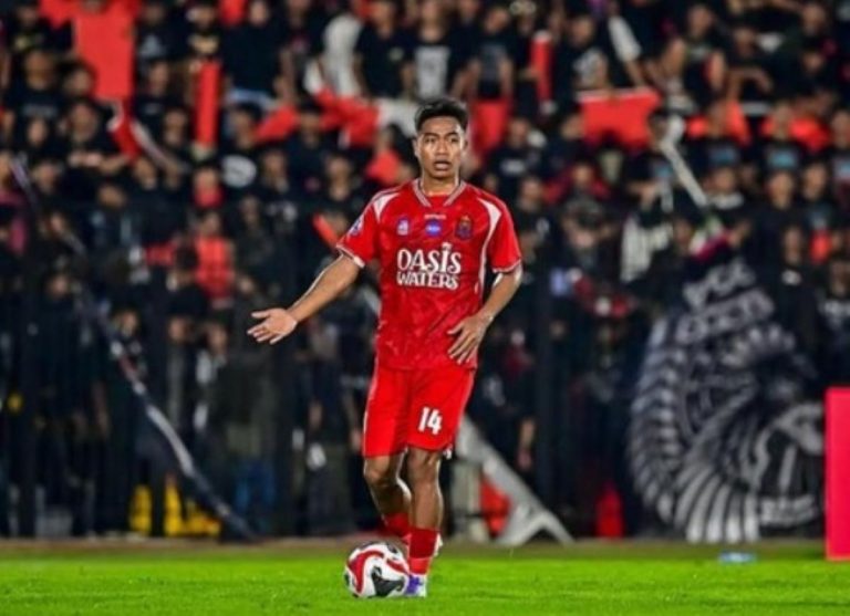 Detik-Detik Mencekam di Laga Persijap Jepara vs Persebaya Surabaya: Rahmat Hidayat Tiba-Tiba Kolaps : Okezone Bola