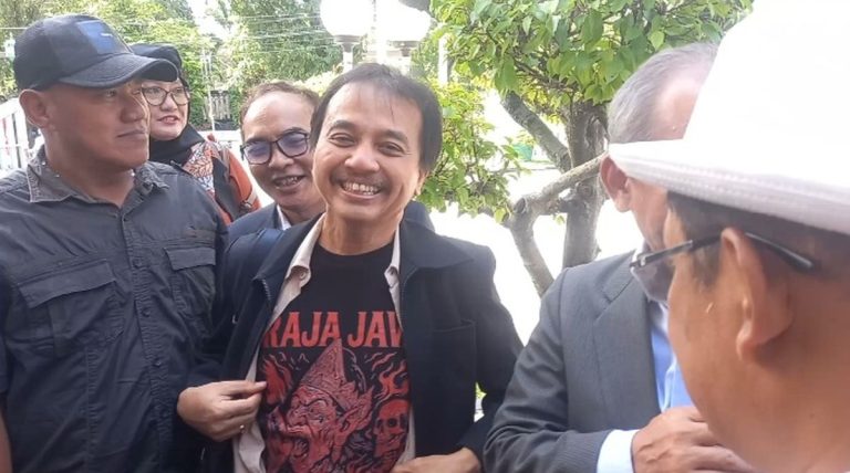 Sidang Ijazah Jokowi di Solo, Roy Suryo Tampil Nyentrik dengan Kaos Raja Jawa : Okezone News
