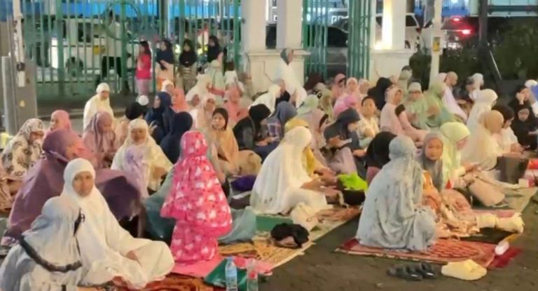 Suasana Sholat Tarawih Pertama di Masjid Cut Meutia Jakpus, Jamaah Membeludak : Okezone News