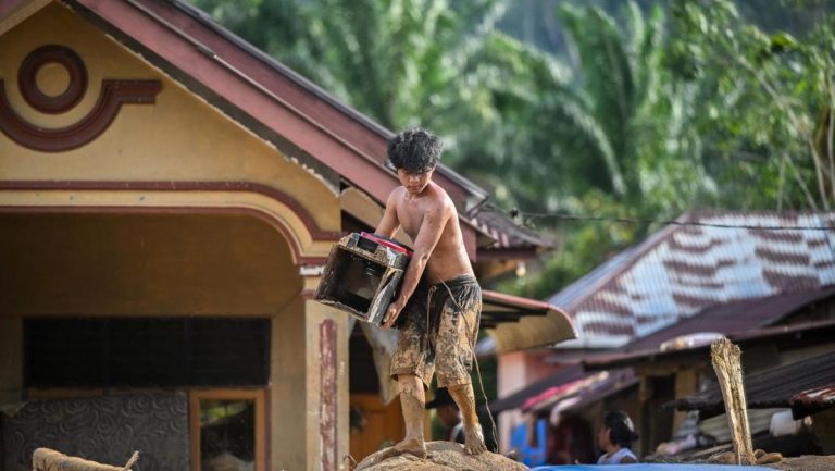 Huntara Tak Jua Selesai, Korban Bencana Tapteng Bangun Rumah Sendiri