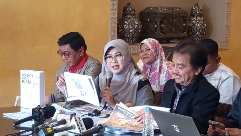 Dokter Tifa Klaim Ada 6 Versi Ijazah Jokowi: Semuanya Palsu! : Okezone News