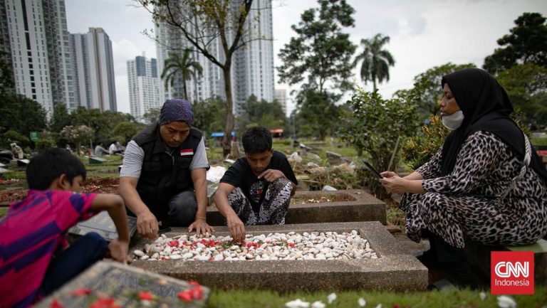 Tradisi Ziarah Kubur Jelang Ramadan di TPU Menteng Pulo
